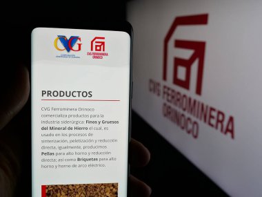 Stuttgart, Almanya - 05-06-2025: Maden şirketi CVG Ferrominera Orinoco C.A. logosunun bulunduğu web sayfası Ekranda logonun önünde. Telefon ekranının merkezine odaklan.