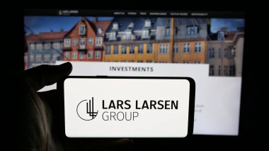 Stuttgart, Almanya - 05-06-2025: Yatırım şirketi Lars Larsen Group AS 'nin logosunu taşıyan cep telefonu web sayfası önünde ekranda. Telefon ekranına odaklan.