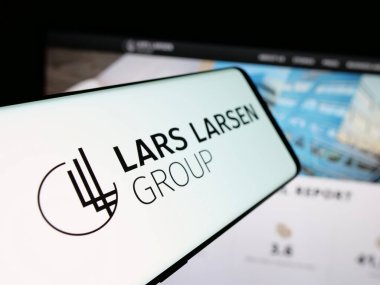Stuttgart, Almanya - 05-06-2025: Yatırım şirketi Lars Larsen Group AS logolu akıllı telefon web sitesinin önünde ekranda. Telefon ekranının soluna odaklan.