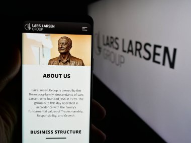 Stuttgart, Almanya - 05-06-2025: Yatırım şirketi Lars Larsen Group AS logosu olan web sitesi logosu ekranda. Telefon ekranının merkezine odaklan.