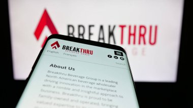 Stuttgart, Almanya - 05-06-2025: İnternet sitesi önünde ekranda Breakthru Beverage Group LLC logosuna sahip cep telefonu. Telefon ekranının sol üst kısmına odaklan.