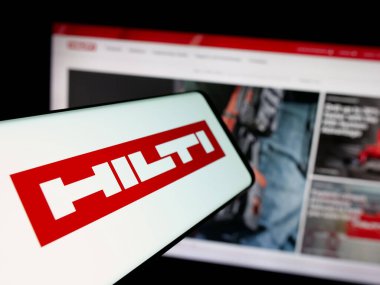 Stuttgart, Almanya - 05-06-2025: İnternet sitesi önünde ekranda Hilti AG adlı elektrikli alet şirketinin logosuna sahip akıllı telefon. Telefon ekranının merkez soluna odaklan.
