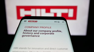 Stuttgart, Almanya - 05-06-2025: İnternet sitesinin önünde ekranda Hilti AG adlı elektrikli alet şirketinin logosunun bulunduğu cep telefonu. Telefon ekranının sol üst kısmına odaklan.