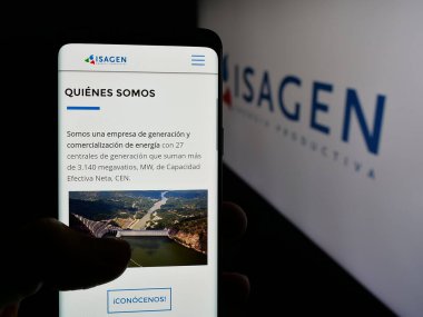 Stuttgart, Almanya - 05-06-2025: Kolombiyalı enerji şirketi Isagen S.A. E.S.P. Ekranda logonun önünde. Telefon ekranının merkezine odaklan.