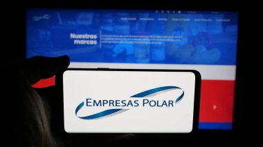 Stuttgart, Almanya - 05-06-2025: Venezuelalı içecek şirketi Empresas Polar 'ın logosunun bulunduğu cep telefonu web sayfası önünde ekranda. Telefon ekranına odaklan.
