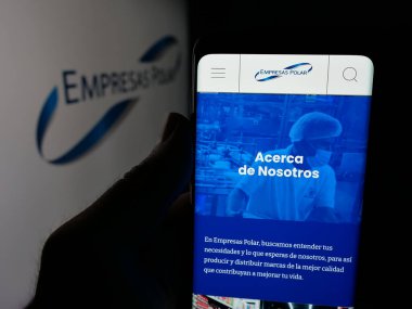 Stuttgart, Almanya - 05-06-2025: Venezuelalı içecek şirketi Empresas Polar 'ın logosu olan web sayfası logonun önünde ekranda. Telefon ekranının merkezine odaklan.