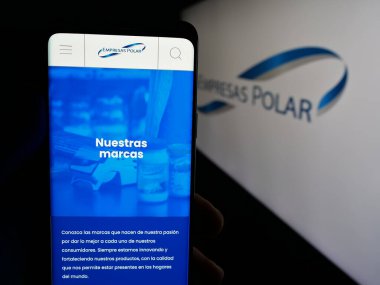 Stuttgart, Almanya - 05-06-2025: Venezuelalı içecek şirketi Empresas Polar 'ın web sayfası olan cep telefonu logonun önünde ekranda. Telefon ekranının merkezine odaklan.