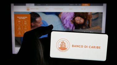 Stuttgart, Almanya - 05-06-2025: Finansal hizmet şirketi Banco di Caribe 'nin logosunun bulunduğu cep telefonu web sitesinin önünde ekranda. Telefon ekranına odaklan.