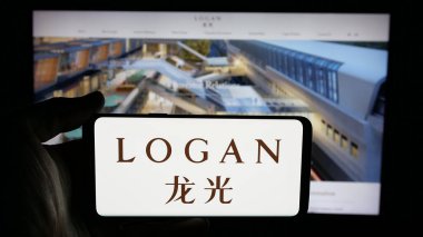Stuttgart, Almanya - 05-07-2025: Çinli Logan Group Limited şirketinin logosunun bulunduğu cep telefonu web sayfası önünde ekranda. Telefon ekranına odaklan.