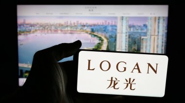 Stuttgart, Almanya - 05-07-2025: Çinli Logan Group Limited şirketinin logosunun bulunduğu cep telefonu web sayfasının önünde ekranda. Telefon ekranına odaklan.