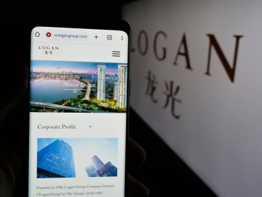 Stuttgart, Almanya - 05-07-2025: Çinli Logan Group Limited şirketinin internet sayfası olan cep telefonu logosu önünde ekranda. Telefon ekranının merkezine odaklan.