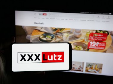 Stuttgart, Almanya - 05-07-2025: Avusturyalı mobilya şirketi XXXLutz KG 'nin logosuna sahip kişi web sitesinin önünde ekranda. Telefon ekranına odaklan.