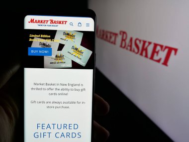 Stuttgart, Almanya - 05-07-2025: Logonun önünde DeMoulas Super Markets Inc. (Market Basket) logosu olan web sayfası bulunuyor. Telefon ekranının merkezine odaklan.
