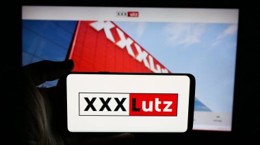 Stuttgart, Almanya - 05-07-2025: Avusturyalı mobilya şirketi XXXLutz KG 'nin logosunun bulunduğu cep telefonu web sayfası önünde ekranda. Telefon ekranına odaklan.
