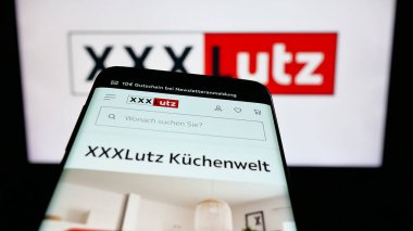 Stuttgart, Almanya - 05-07-2025: Avusturyalı mobilya şirketi XXLutz KG 'nin logosunun yer aldığı cep telefonu web sitesinin önünde ekranda. Telefon ekranının sol üst kısmına odaklan.