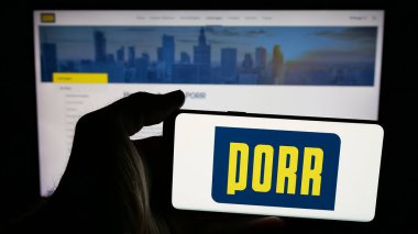 Stuttgart, Almanya - 05-07-2025: Avusturyalı inşaat şirketi Porr AG 'nin logosunun bulunduğu cep telefonu web sayfasının önünde ekranda. Telefon ekranına odaklan.