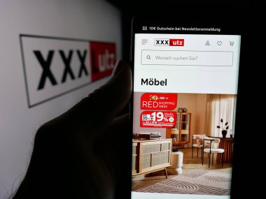 Stuttgart, Almanya - 05-07-2025: Avusturyalı mobilya şirketi XXXLutz KG 'nin logosunun bulunduğu web sayfası ekranda. Telefon ekranının merkezine odaklan.
