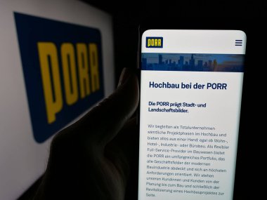 Stuttgart, Almanya - 05-07-2025: Avusturyalı inşaat şirketi Porr AG 'nin logosunun bulunduğu web sayfası logonun önünde ekranda. Telefon ekranının merkezine odaklan.