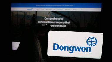 Stuttgart, Almanya - 05-07-2025: Koreli Dongwon Industries Ltd. şirketinin logosunun bulunduğu cep telefonu web sayfasının önünde ekranda. Telefon ekranına odaklan.