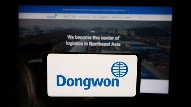 Stuttgart, Almanya - 05-07-2025: Koreli Dongwon Industries Ltd. şirketinin logosunun bulunduğu cep telefonu web sayfası önünde ekranda. Telefon ekranına odaklan.