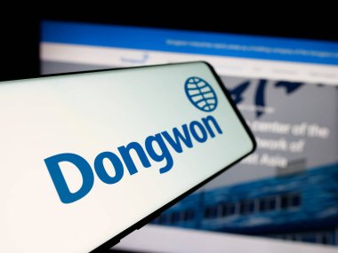 Stuttgart, Almanya - 05-07-2025: Koreli Dongwon Industries Ltd. şirketinin logolu akıllı telefon web sitesinin önünde ekranda. Telefon ekranının merkez soluna odaklan.