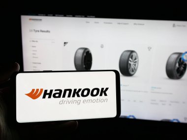 Stuttgart, Almanya - 05-07-2025: Hankook Tire Technology Co. Ltd şirketinin logosuna sahip kişi web sitesinin önünde ekranda. Telefon ekranına odaklan.