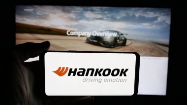 Stuttgart, Almanya - 05-07-2025: Hankook Tire Technology Co. Ltd şirketinin logosu olan cep telefonu web sayfası önünde ekranda. Telefon ekranına odaklan.