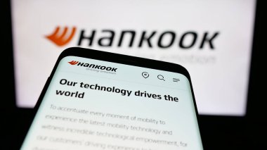 Stuttgart, Almanya - 05-07-2025: İnternet sitesi önünde Hankook Tire Technology Co. Ltd. 'nin logosuna sahip cep telefonu. Telefon ekranının sol üst kısmına odaklan.