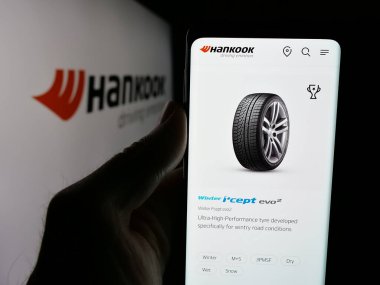Stuttgart, Almanya - 05-07-2025: Hankook Tire Technology Co. Ltd şirketinin internet sayfası olan cep telefonu logonun önünde ekranda. Telefon ekranının merkezine odaklan.