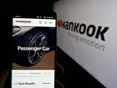 Stuttgart, Almanya - 05-07-2025: Logo önünde Hankook Tire Technology Co. Ltd. 'nin logosuna sahip kişi web sayfası. Telefon ekranının merkezine odaklan.