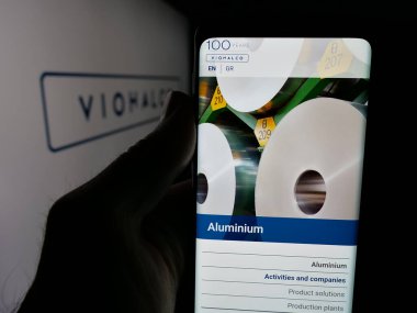 Stuttgart, Almanya - 05-07-2025: Metal işleme şirketi Viohalco S.A. 'nın web sayfası olan cep telefonu logonun önünde ekranda. Telefon ekranının merkezine odaklan.