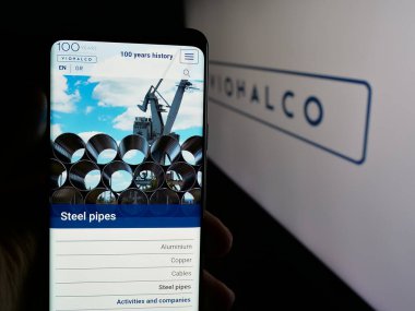 Stuttgart, Almanya - 05-07-2025: Metal işleme şirketi Viohalco S.A. 'nın logolu web sayfası ekranda logonun önünde duruyor. Telefon ekranının merkezine odaklan.