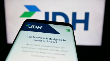 Stuttgart, Almanya - 05-07-2025: ABD 'li J.D. şirketinin logosuyla cep telefonu Heiskell Holding LLLC (JDH) web sitesinin önünde ekranda. Telefon ekranının sol üst kısmına odaklan.