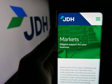 Stuttgart, Almanya - 05-07-2025: ABD 'li J.D. şirketinin logosunun bulunduğu web sayfası Heiskell Holding LLLC (JDH) logonun önünde ekranda. Telefon ekranının merkezine odaklan.