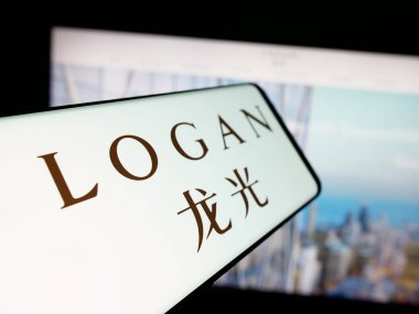 Stuttgart, Almanya - 05-07-2025: Çinli iş adamı Logan Group Limited 'in logolu akıllı telefon web sitesinin önünde ekranda. Telefon ekranının merkez soluna odaklan.