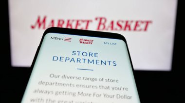 Stuttgart, Almanya - 05-07-2025: Web sitesinin önünde üzerinde DeMoulas Super Markets Inc. (Pazar Basket) logosu bulunan cep telefonu. Telefon ekranının sol üst kısmına odaklan.