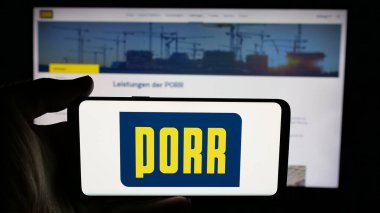 Stuttgart, Almanya - 05-07-2025: Avusturyalı inşaat şirketi Porr AG 'nin logosunun bulunduğu cep telefonu web sayfası önünde ekranda. Telefon ekranına odaklan.