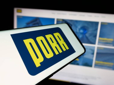 Stuttgart, Almanya - 05-07-2025: Avusturyalı inşaat şirketi Porr AG 'nin logosuna sahip akıllı telefon web sitesinin önünde ekranda. Telefon ekranının merkez soluna odaklan.
