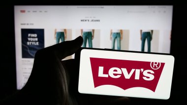 Stuttgart, Almanya - 05-14-2025: ABD 'li giyim şirketi Levi Strauss Co. (Levi' s) logosunun bulunduğu cep telefonu web sayfası önünde ekranda. Telefon ekranına odaklan.