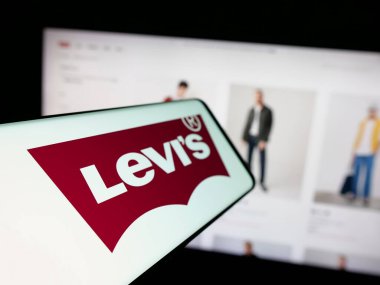 Stuttgart, Almanya - 05-14-2025: İnternet sitesi önünde üzerinde ABD 'li giyim şirketi Levi Strauss Co. (Levi' s) logosu bulunan akıllı telefon. Telefon ekranının soluna odaklan.