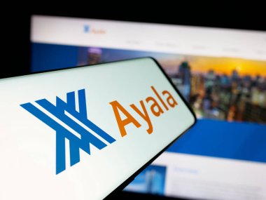 Stuttgart, Almanya - 05-14-2025: Filipinli holding şirketi Ayala Corporation 'ın logolu akıllı telefon web sitesinin önünde ekranda. Telefon ekranının merkez soluna odaklan.