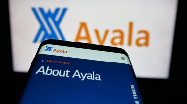 Stuttgart, Almanya - 05-14-2025: Filipinli holding şirketi Ayala Corporation 'ın logosuna sahip cep telefonu web sitesinin önünde ekranda. Telefon ekranının sol üst kısmına odaklan.