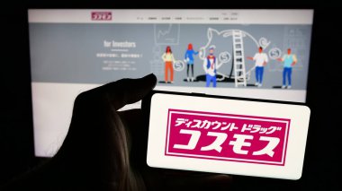 Stuttgart, Almanya - 05-14-2025: Japon COSMOS Pharmaceutical Corp şirketinin logosunun bulunduğu cep telefonu web sayfası önünde ekranda. Telefon ekranına odaklan.