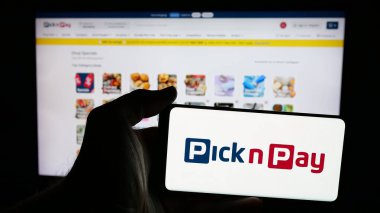 Stuttgart, Almanya - 05-14-2025: Market perakende satış şirketi Pick n Pay Ltd. 'nin logosunu taşıyan cep telefonu web sayfasının önünde ekranda. Telefon ekranına odaklan.
