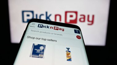 Stuttgart, Almanya - 05-14-2025: İnternet sitesinin önünde üzerinde market perakende şirketi Pick n Pay Ltd. logosu olan cep telefonu. Telefon ekranının sol üst kısmına odaklan.