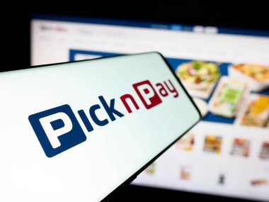 Stuttgart, Almanya - 05-14-2025: Alışveriş perakende şirketi Pick n Pay Group Ltd. 'nin logosuna sahip akıllı telefon web sitesinin önünde ekranda. Telefon ekranının soluna odaklan.