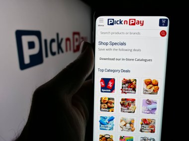 Stuttgart, Almanya - 05-14-2025: Market perakende satış şirketi Pick n Pay Ltd. 'nin logosuna sahip web sayfası logonun önünde ekranda. Telefon ekranının merkezine odaklan.