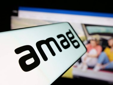 Stuttgart, Almanya - 05-14-2025: İsviçreli otomobil satıcısı AMAG Group AG 'nin logosuna sahip akıllı telefon web sitesinin önünde ekranda. Telefon ekranının soluna odaklan.