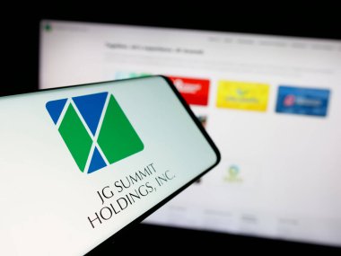 Stuttgart, Almanya - 05-14-2025: İnternet sitesi önünde JG Summit Holding Inc. (JGSHI) şirketinin logosuna sahip akıllı telefon. Telefon ekranının merkez soluna odaklan.
