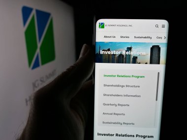 Stuttgart, Almanya - 05-14-2025: Logonun önünde JG Summit Holding Inc. (JGSHI) şirketinin logosu olan web sayfası var. Telefon ekranının merkezine odaklan.